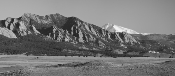 Boulder CO Flatirons Snow Covered Longs Peak Panorama BW Téléchargement Numérique