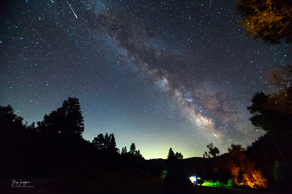 Milky Way and Perseid Meteor Over Colorado Rockies Poudre Canyon Téléchargement Numérique