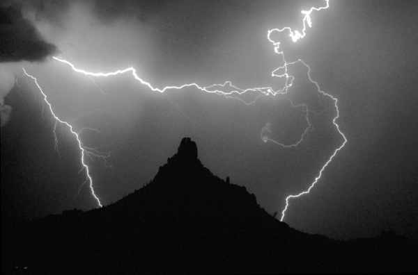 Pinnacle Peak Surrounded by Lightning Bolts Téléchargement Numérique