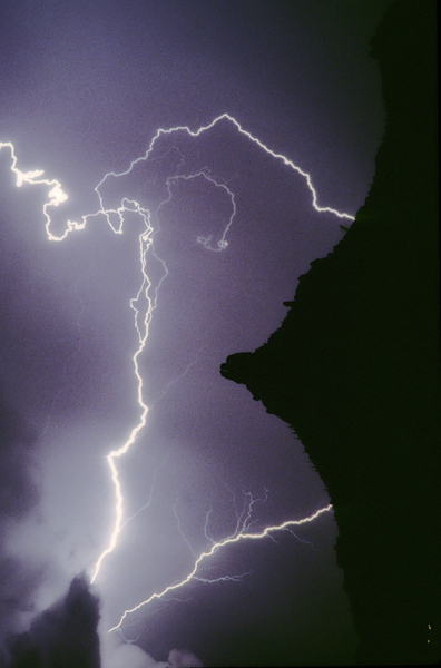 Pinnacle Peak Lightning Bolt Surrounded Téléchargement Numérique