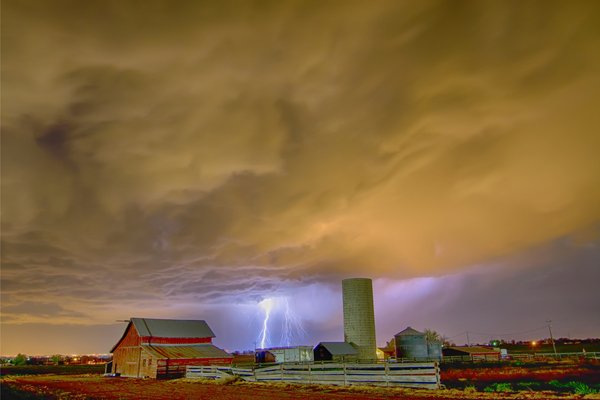 Thunderstorm Hunkering Down On Farm Téléchargement Numérique