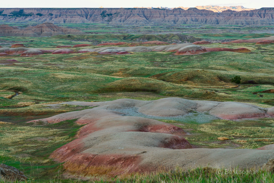South Dakota Badlands Grasslands Embrace Majestic Canyon Buttes  Imprimer