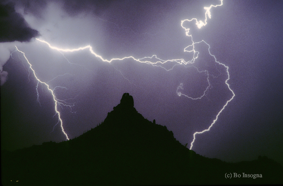 Pinnacle Peak Lightning Bolt Surrounded  Imprimer