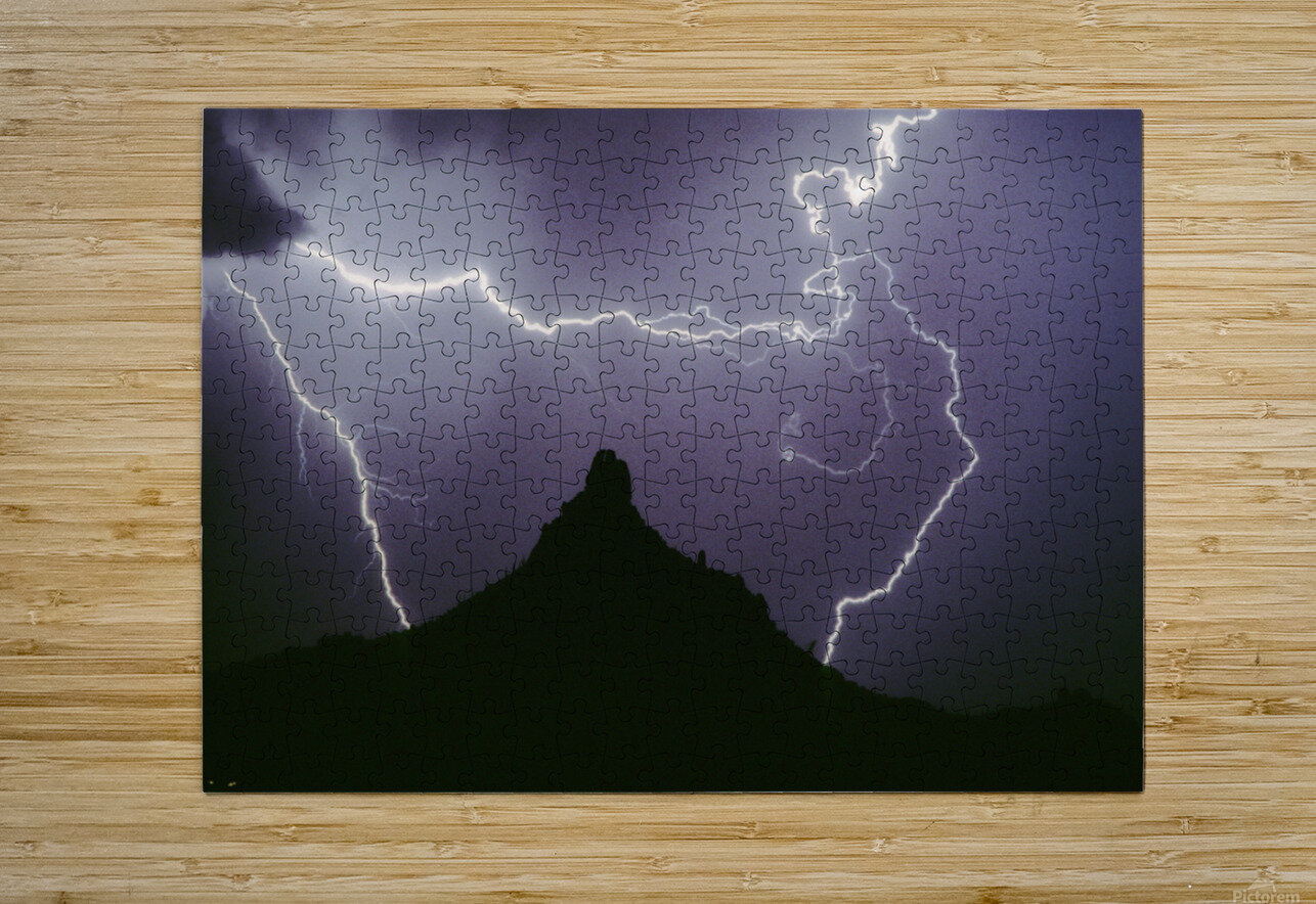 Pinnacle Peak Lightning Bolt Surrounded  Impression métal HD avec cadre flottant sur le dos